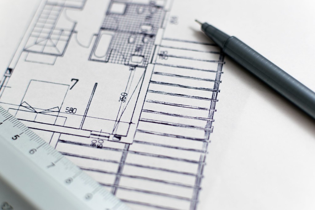 Planos arquitectónicos sobre un escritorio