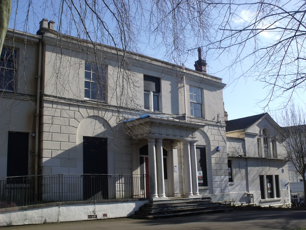 Fachada renovada de la residencia Hillcrest